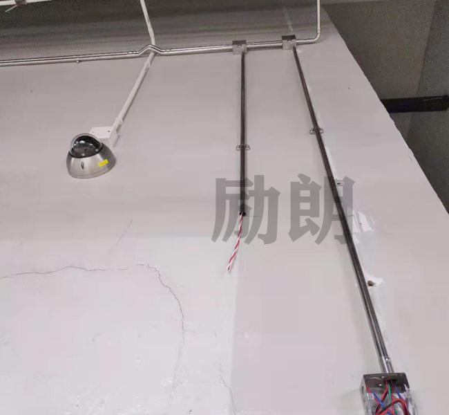 隨著建筑的用電量增加，當中的電線負荷也出現了一定的負荷，出現線路短路問題，這樣容易引起房屋安全用電隱患，為了防止這些短路引發火災，必須用到線管保護電線，在這，不銹鋼線管廠家建議使用電氣不銹鋼穿線管。